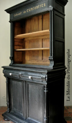 meuble cabinet de curiosités à partir d'un ancien buffet peint en noir