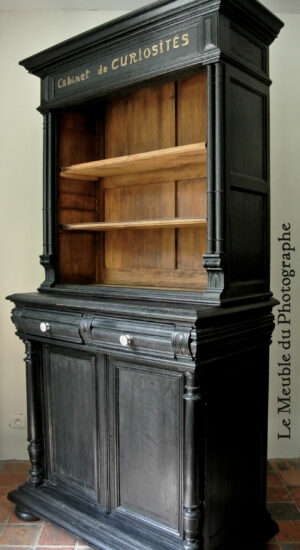 meuble cabinet de curiosités à partir d'un ancien buffet peint en noir