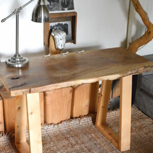 Bureau en planche bois forme arbre massif. Pieds bois. Sur mesure. Artisan français.