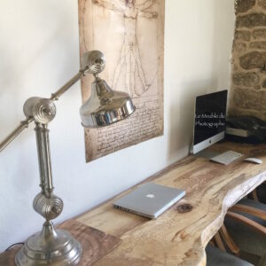 Un bureau en planche de bois massif, frêne naturel. Artisanat français sur mesure.