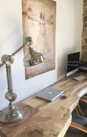 Un bureau en planche de bois massif, frêne naturel. Artisanat français sur mesure.