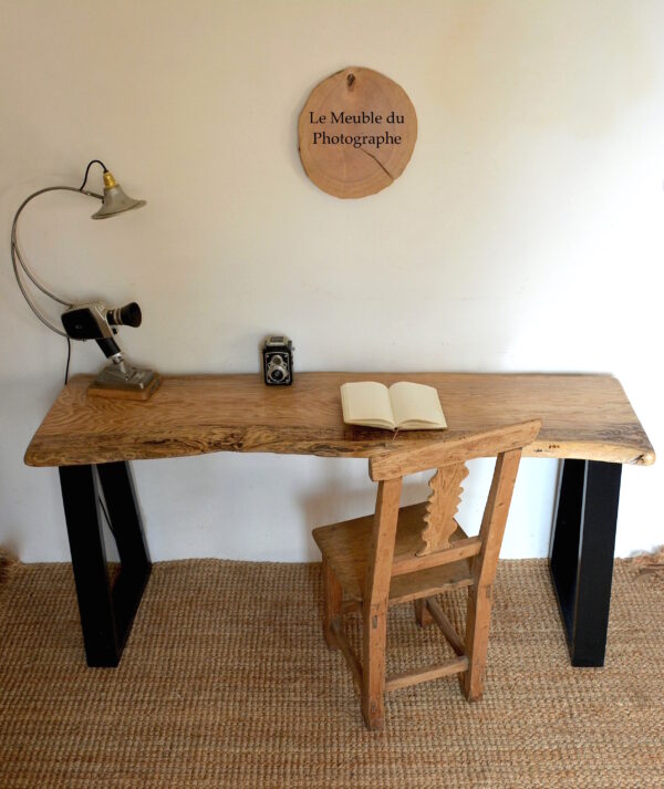 bureau avec planche bois brut forme arbre en frêne massif fabriqué sur mesure. Artisanat français et bois local de Bretagne.