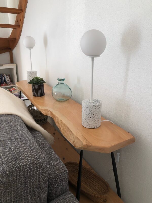 Une console en bois massif et pieds vintage métal noir