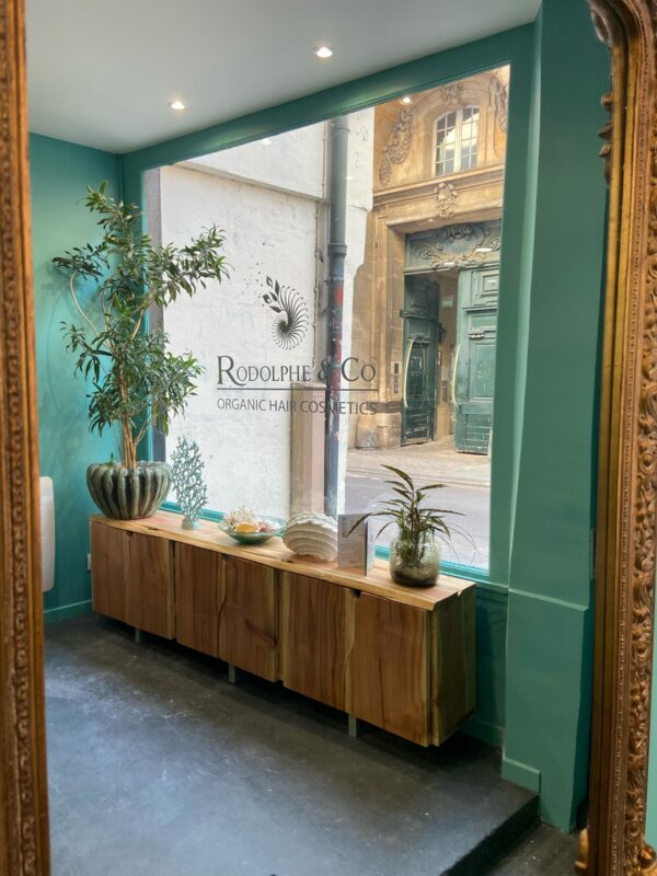 Un buffet en enfilade en bois massif fabriqué sur mesure. Paris, artisan français. Meuble de rangement de métier.