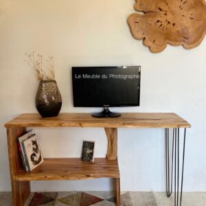 Un meuble TV avec étagères de rangement en bois brut de séquoia. Sur mesure en France.