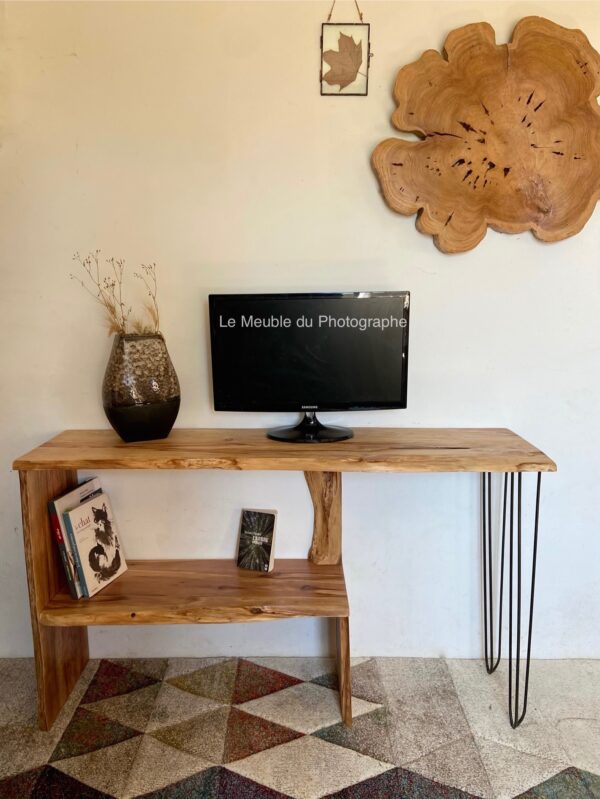 Un meuble TV avec étagères de rangement en bois brut de séquoia. Sur mesure en France.