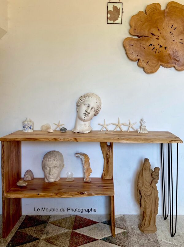 Meuble console avec étagères de rangement en bois brut de séquoia. Fabrication artisanale sur mesure.