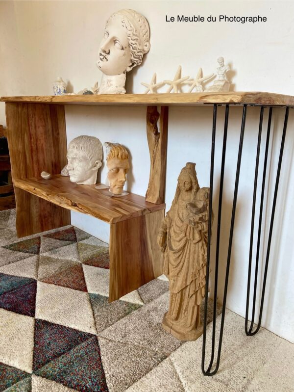 Console en bois et métal avec étagères de rangement.