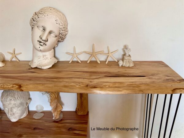 Plateau bois brut pour étagère d'un meuble en séquoia. Console TV ou meuble présentation atelier d'artiste.