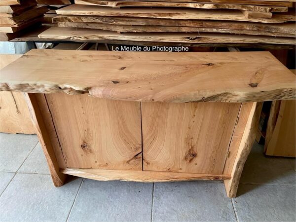 Un meuble vasque de salle de bain en bois massif avec portes et étagères de rangement. Sur mesure, artisanat français.