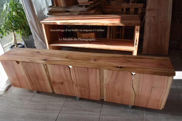 Des meubles de rangement en bois massif sur mesure: un buffet en enfilade et un meuble vasque en séquoia de Bretagne. Artisanat français.