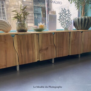 Meuble de rangement ou buffet long en bois brut massif, forme arbre. Fabrication sur mesure par artisan français avec du bois local: séquoia de Bretagne.