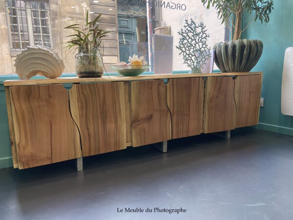 Meuble de rangement ou buffet long en bois brut massif, forme arbre. Fabrication sur mesure par artisan français avec du bois local: séquoia de Bretagne.