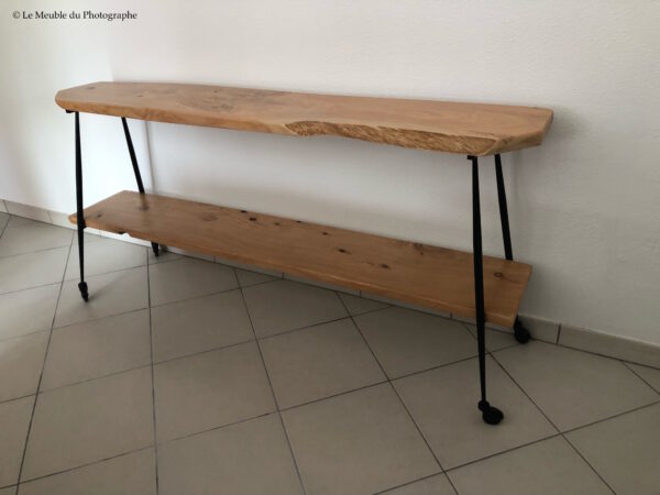 Une console en bois massif sur mesure avec deux plateaux de bois brut reposant sur pieds métal vintage. Travail artisanal sur mesure.