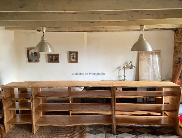 Des meubles de rangement à étagères en bois massif réalisés sur mesure. Esprit bois brut avec la forme arbre conservée sur leurs planches. Idéal pour les combles aménagés, le salle de bain ou les boutiques. Fabriqués en France artisanalement avec du bois local.