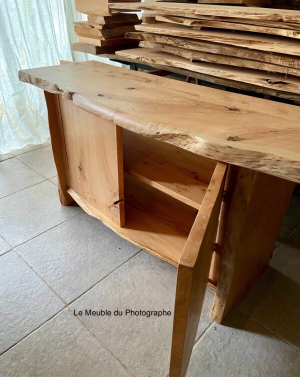 meuble de salle de bain sous vasque avec portes et étagères de rangement. EN bois massif forme arbre sur mesure.