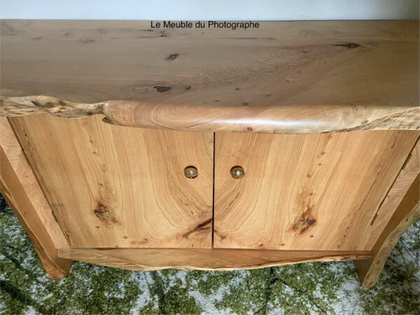 Meuble de rangement de style buffet pour salle de bain ou salon. Forme arbre, bois brut, fabriqué artisanalement en France.