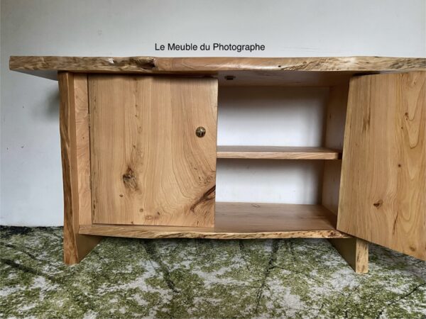 Meuble pour vasque salle de bain. Avec portes et étagères de rangement. Forme arbre, bois brut. Fabrication artisanale française sur mesure.