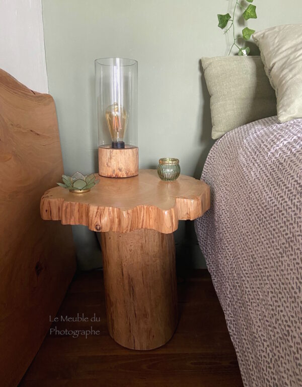 Table de nuit en rondins de bois. Fabrication artisanale avec du bois local de Bretagne. 40cm.